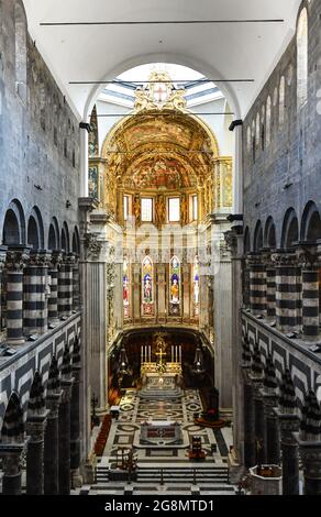 High-Angle-Ansicht des zentralen Kirchenschiffs der Kathedrale von St. Lawrence, wichtigste Ort der Anbetung der Stadt Genua, Ligurien, Italien Stockfoto