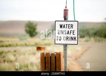 Schild für verblichenes Wasser, das nicht trinken kann, auf einem Campingplatz Stockfoto