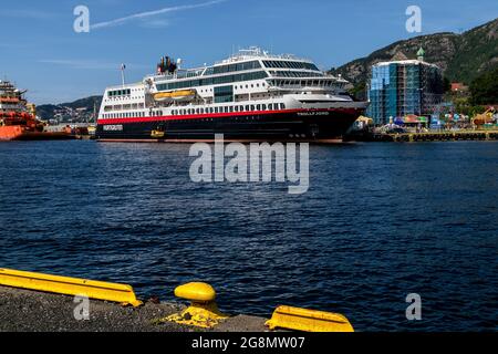 Auto- und Passagierfähre Trollfjord am Festningskaien Kai, im Hafen von Bergen, Norwegen Stockfoto