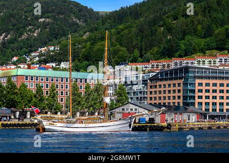 Das altgediente Segelschiff, die Galeas Loyal (Baujahr 1877), vertäute am Bradbenken Kai, Bergen, Norwegen. Stockfoto