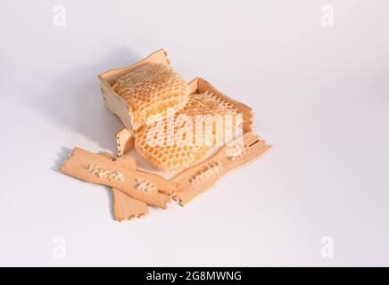 Zwei Portionen Honig in Waben. Auf weißem Hintergrund. Stockfoto