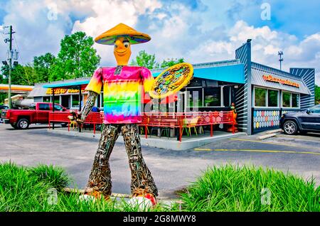 Ein riesiger Schrott-Mann hält eine Pizza vor Mellow Mushroom, 20. Juli 2021, in Mobile, Alabama. Stockfoto