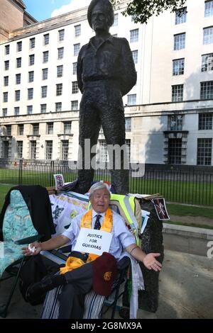 London, Großbritannien. Juli 2021. Haftbefehl-Offizier, Gyan Raj Rai gesehen während des Streiks. Pensionierte Gurkha-Soldaten, der Obergefreite Dhan Bahadur Gurung und der Warrant Officer Gyan Raj Rai treten in Whitehall vor der Downing Street in einen Hungerstreik. Gyan Raj Rai schloss 14 einen 2013-tägigen Hungerstreik ab. Die Gurkhas kämpfen für die Gleichheit von Lohn und Rente mit ihren britischen Amtskollegen aus der britischen Regierung. Die Ex-Soldaten sagen, dass sie bereit sind, für ihre Sache zu sterben. Kredit: SOPA Images Limited/Alamy Live Nachrichten Stockfoto