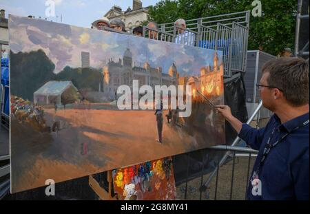 Horse Guards Parade, London, Großbritannien. 21. Juli 2021. Abendliches Militärmusikspektakel The Sword & the Crown in Horse Guards Parade, die bis zum 22. Juli stattfindet und der erste öffentliche Auftritt der massierten Bands der Household Division seit Juni 2019. Die Veranstaltung wird von dem Künstler Robert Pointon in der Luft festgehalten. Quelle: Malcolm Park/Alamy Live News. Stockfoto