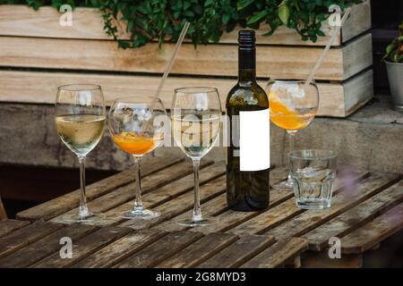 Vier Gläser Wein und eine Flasche. Tisch der Veranda des Restaurants Copyspace Stockfoto