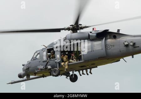 USAF Sikorsky HH-60G Pave Hawk von der RAF Lakenheath bei der Ankunft auf der RIAT Airshow RAF Fairford mit Soldaten, die vor der Tür sitzen. Entwickelt für Spezialkräfte Stockfoto