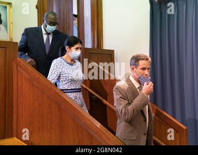 Austin, Texas, USA. Juli 2021. Neun demokratische Senatoren in Texas, darunter Senator ROYCE WEST, D-Dallas, CAROL ALVARADO, D-Houston und Senator Nathan JOHNSON, D-Dallas, die ihre beschlussfeindigen Kollegen in Washington, D. C. unterstützten, als sie zum Texas Capitol zurückkamen und ihre Ablehnung von Stimmrechtsentwürfen in der Sondersitzung erklärten. (Bild: © Bob Daemmrich/ZUMA Press Wire) Stockfoto