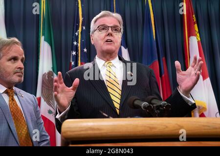 Austin, Texas, USA. Juli 2021. Texas Lt. Gov. DAN PATRICK, ein Republikaner, bietet demokratischen Senatoren, die nach Washington, DC geflohen sind, um ihre quorum-busting Kollegen im Repräsentantenhaus zu unterstützen und nach Austin zurückgekehrt sind, eine Widerlegung an. (Bild: © Bob Daemmrich/ZUMA Press Wire) Stockfoto