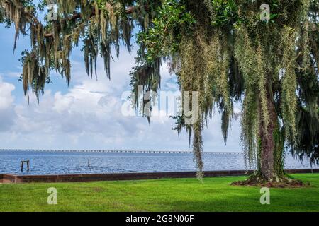 Blick auf den Lake Pontchartrain Northshore Causeway von Mandeville, Louisiana, USA Stockfoto