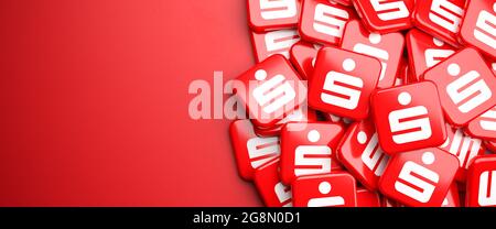 Logos der deutschen Sparkasse auf einem Haufen auf einem Tisch. Speicherplatz kopieren. Webbanner-Format. Stockfoto