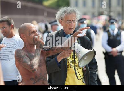 London, Großbritannien. Juli 2021. Piers Corbyn im Gespräch mit einem Megaphon, während der Demonstration.englischer Wettervorhersager, Geschäftsmann, Aktivist, Piers Corbyn traf sich mit anderen Demonstranten vor dem Unterhaus auf dem Parliament Square, um gegen Impfpass und andere Einschränkungen des Coronavirus zu protestieren, die seiner Meinung nach von der Öffentlichkeit als neue Normalität akzeptiert werden. Kredit: SOPA Images Limited/Alamy Live Nachrichten Stockfoto