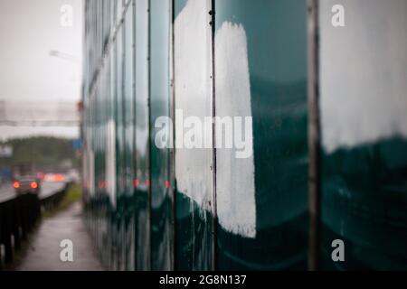 Materialzäunung. Wandoberfläche. Zaun auf der Straße. Stockfoto