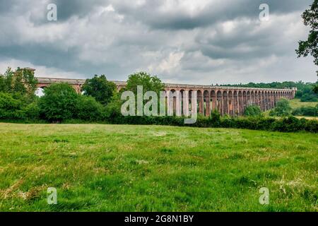 Das Ouse Valley Viaduct (oder das Balcombe Viaduct) führt die London-Brighton Railway Line über den Fluss Ouse in Sussex. Es liegt im Norden o Stockfoto