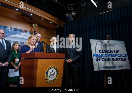 Die Vertreterin der Vereinigten Staaten, Debbie Dingell (Demokratin von Michigan), hält am Mittwoch, den 21. Juli 2021, auf einer Pressekonferenz im US-Kapitol in Washington, DC, Bemerkungen zur bevorstehenden Verabschiedung des H.R. 2467, des PFAS Action Act. Kredit: Rod Lampey/CNP Stockfoto