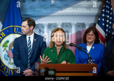 Die Vertreterin der Vereinigten Staaten, Debbie Wasserman Schultz (Demokratin von Florida), hält am Mittwoch, den 21. Juli 2021, auf einer Pressekonferenz im US-Kapitol in Washington, DC, eine Stellungnahme zur bevorstehenden Verabschiedung des H.R. 2467, des PFAS Action Act, ab. Kredit: Rod Lampey/CNP Stockfoto