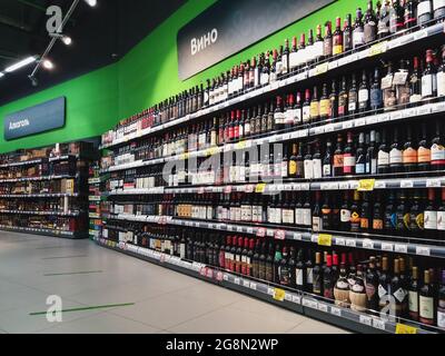 Regale mit Weinflaschen im Lebensmittelgeschäft, Alkoholabteilung, Moskau 02072021 Stockfoto