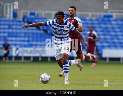 Reading, Großbritannien. Juli 2021. Reading, ENGLAND - JULI 21: Reading's Femi AZEEZDuring Friendly between Reading and West Ham United at Select Car Leasing Stadium, Reading, UK on 21 July 2021 Credit: Action Foto Sport/Alamy Live News Stockfoto