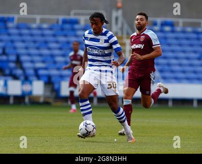 Reading, Großbritannien. Juli 2021. Reading, ENGLAND - JULI 21: Reading's Femi AZEEZDuring Friendly between Reading and West Ham United at Select Car Leasing Stadium, Reading, UK on 21 July 2021 Credit: Action Foto Sport/Alamy Live News Stockfoto