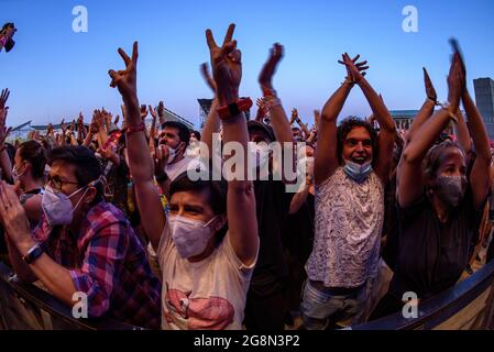 BARCELONA - JUL 9: Die Menge, die Gesichtsmaske trägt, um sich vor Coronavirus zu schützen, genießt ein Konzert beim Cruïlla Festival am 9. Juli 2021 in Barcelona, Spai Stockfoto
