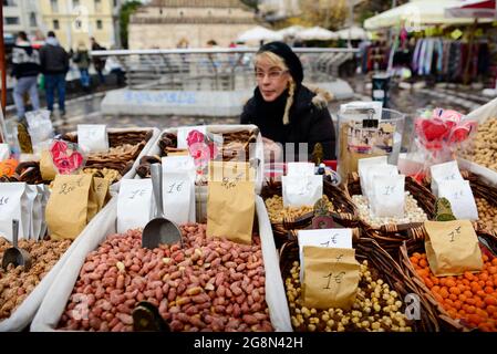 Eine Griechin, die Nüsse und getrocknete Früchte im Monastiraki Sq. In Athen, Griechenland, verkauft. Stockfoto