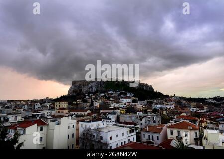 Die Akropolis und die Altstadt ( Plaka ) von Athen nach Sonnenuntergang. Stockfoto