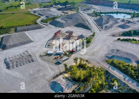 Panorama-Luftaufnahme Tagebau Bergbau, Müllcontainer, Steinbruch mineralgewinnende Industrie Stripping Arbeit großen Bergbau von Maschinen LKW. Stockfoto