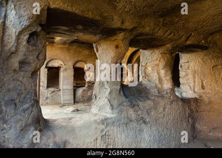 Das Innere der Höhlenhallen, die in den Berg in Uplistsikhe, Georgia, gehauen wurden Stockfoto