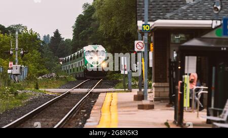 Dieser CN Freight Zug kam schnell durch Brampton, ON Stockfoto