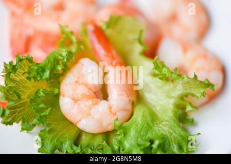 Salat Garnelen Meeresfrüchte Shelfish, frische Garnelen Garnelen auf Gemüsesalat gesunde Lebensmittel Stockfoto