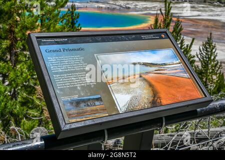 Yellowstone NP, WY, USA - 11. Juli 2020: Der große Pristmatische Frühling Stockfoto