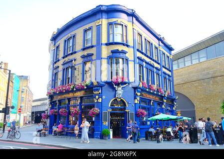 Der charaktervolle Shipwrights Arms Pub in der Nähe der London Bridge Station wurde 1884 erbaut und ist ein denkmalgeschütztes Gebäude. Stockfoto