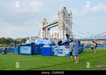 Vor dem E-Prix in London wird neben dem echten Fahrzeug in der Nähe der Tower Bridge eine Eisnachbildung eines Envision Virgin Formula E-Autos gezeigt Stockfoto