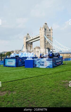 An der Tower Bridge wurde ein Envision Virgin Elektrorennwagen neben einer aus Eis geschnitzten Nachbildung ausgestellt, um den Klimawandel hervorzuheben. Stockfoto