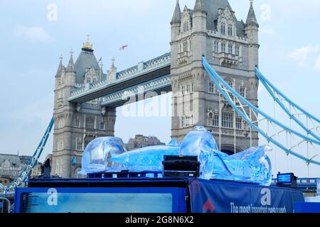 Vor dem E-Prix in London wird neben dem echten Fahrzeug in der Nähe der Tower Bridge eine Eisnachbildung eines Envision Virgin Formula E-Autos gezeigt Stockfoto