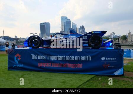 An der Tower Bridge wurde ein Envision Virgin Elektrorennwagen neben einer aus Eis geschnitzten Nachbildung ausgestellt, um den Klimawandel hervorzuheben. Stockfoto