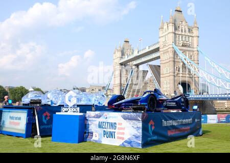 Vor dem E-Prix in London wird neben dem echten Fahrzeug in der Nähe der Tower Bridge eine Eisnachbildung eines Envision Virgin Formula E-Autos gezeigt Stockfoto