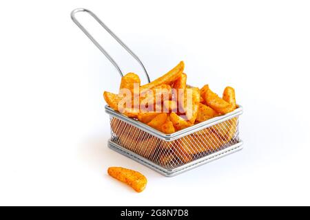 französische Kartoffeln im gebratenen Korb mit Eisernen Pommes auf weißem Hintergrund Stockfoto