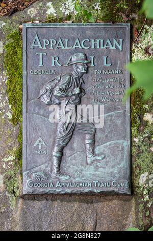 Appalachian Trail Bronze Plakette bei Neels Gap auf der östlichen Seite des Blood Mountain in der Nähe von Blairsville, Georgia. (USA) Stockfoto