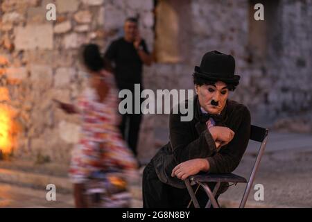 Mugla, Türkei. Juli 2021. Im Stadtzentrum von Bodrum spielt ein Straßenkünstler die Charlie Chaplin-Figur.der Stadtbezirk von Bodrum, Mu?la, einer der beliebtesten touristischen Bezirke der Türkei, zieht weiterhin Touristen aus der ganzen Welt an. Die meisten dieser Touristen bestehen aus Russen, Deutschen und Asiaten. Auf Eid El-Adha machten türkische Touristen Bodrum aufgrund der Woche der religiösen Feiertage zu einer ihrer meistbesuchten Regionen. Kredit: SOPA Images Limited/Alamy Live Nachrichten Stockfoto