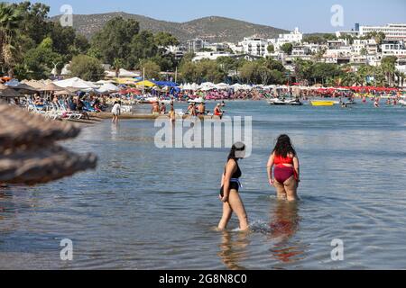 Mugla, Türkei. Juli 2021. Die Menschen genießen die Sonne und das warme Wetter am Strand von Bodrum.einer der beliebtesten touristischen Bezirke der Türkei, Bodrum Municipal von Mu?la fährt fort, Touristen aus der ganzen Welt anzuziehen. Die meisten dieser Touristen bestehen aus Russen, Deutschen und Asiaten. Auf Eid El-Adha machten türkische Touristen Bodrum aufgrund der Woche der religiösen Feiertage zu einer ihrer meistbesuchten Regionen. Kredit: SOPA Images Limited/Alamy Live Nachrichten Stockfoto