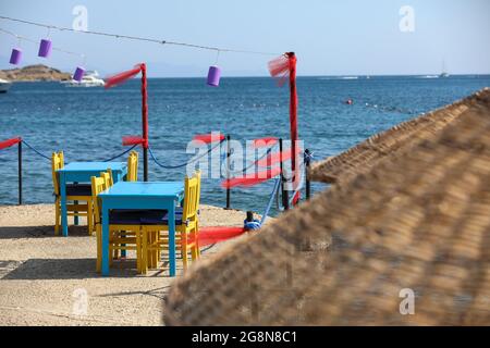 Mugla, Türkei. Juli 2021. Leere Tische am Strand von Bodrum gesehen.einer der beliebtesten touristischen Bezirke der Türkei, Bodrum Municipal von Mu?la fährt fort, Touristen aus der ganzen Welt anzuziehen. Die meisten dieser Touristen bestehen aus Russen, Deutschen und Asiaten. Auf Eid El-Adha machten türkische Touristen Bodrum aufgrund der Woche der religiösen Feiertage zu einer ihrer meistbesuchten Regionen. Kredit: SOPA Images Limited/Alamy Live Nachrichten Stockfoto