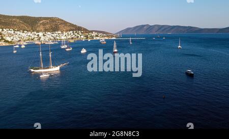 Mugla, Türkei. Juli 2021. (ANMERKUNG DER REDAKTION: Bild mit einer Drohne) Luftaufnahme des Strandes von Bodrum. Der Stadtbezirk von Bodrum, Mu?la, einer der beliebtesten touristischen Bezirke der Türkei, zieht weiterhin Touristen aus der ganzen Welt an. Die meisten dieser Touristen bestehen aus Russen, Deutschen und Asiaten. Auf Eid El-Adha machten türkische Touristen Bodrum aufgrund der Woche der religiösen Feiertage zu einer ihrer meistbesuchten Regionen. Kredit: SOPA Images Limited/Alamy Live Nachrichten Stockfoto