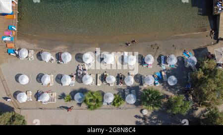 Mugla, Türkei. Juli 2021. (ANMERKUNG DER REDAKTION: Bild mit einer Drohne) Luftaufnahme des Strandes von Bodrum. Der Stadtbezirk von Bodrum, Mu?la, einer der beliebtesten touristischen Bezirke der Türkei, zieht weiterhin Touristen aus der ganzen Welt an. Die meisten dieser Touristen bestehen aus Russen, Deutschen und Asiaten. Auf Eid El-Adha machten türkische Touristen Bodrum aufgrund der Woche der religiösen Feiertage zu einer ihrer meistbesuchten Regionen. Kredit: SOPA Images Limited/Alamy Live Nachrichten Stockfoto