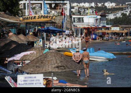 Mugla, Türkei. Juli 2021. Die Menschen genießen die Sonne und das warme Wetter am Strand von Bodrum.einer der beliebtesten touristischen Bezirke der Türkei, Bodrum Municipal von Mu?la fährt fort, Touristen aus der ganzen Welt anzuziehen. Die meisten dieser Touristen bestehen aus Russen, Deutschen und Asiaten. Auf Eid El-Adha machten türkische Touristen Bodrum aufgrund der Woche der religiösen Feiertage zu einer ihrer meistbesuchten Regionen. Kredit: SOPA Images Limited/Alamy Live Nachrichten Stockfoto