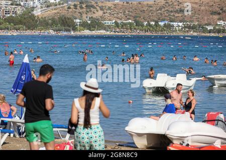 Mugla, Türkei. Juli 2021. Die Menschen genießen die Sonne und das warme Wetter am Strand von Bodrum.einer der beliebtesten touristischen Bezirke der Türkei, Bodrum Municipal von Mu?la fährt fort, Touristen aus der ganzen Welt anzuziehen. Die meisten dieser Touristen bestehen aus Russen, Deutschen und Asiaten. Auf Eid El-Adha machten türkische Touristen Bodrum aufgrund der Woche der religiösen Feiertage zu einer ihrer meistbesuchten Regionen. Kredit: SOPA Images Limited/Alamy Live Nachrichten Stockfoto