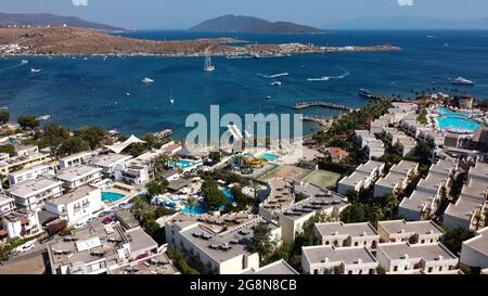 Mugla, Türkei. Juli 2021. (ANMERKUNG DER REDAKTION: Bild mit einer Drohne) Luftaufnahme des Strandes von Bodrum. Der Stadtbezirk von Bodrum, Mu?la, einer der beliebtesten touristischen Bezirke der Türkei, zieht weiterhin Touristen aus der ganzen Welt an. Die meisten dieser Touristen bestehen aus Russen, Deutschen und Asiaten. Auf Eid El-Adha machten türkische Touristen Bodrum aufgrund der Woche der religiösen Feiertage zu einer ihrer meistbesuchten Regionen. Kredit: SOPA Images Limited/Alamy Live Nachrichten Stockfoto