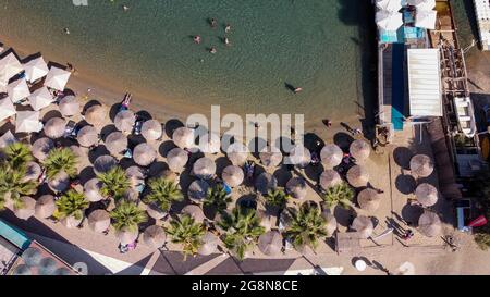 Mugla, Türkei. Juli 2021. (ANMERKUNG DER REDAKTION: Bild mit einer Drohne) Luftaufnahme des Strandes von Bodrum. Der Stadtbezirk von Bodrum, Mu?la, einer der beliebtesten touristischen Bezirke der Türkei, zieht weiterhin Touristen aus der ganzen Welt an. Die meisten dieser Touristen bestehen aus Russen, Deutschen und Asiaten. Auf Eid El-Adha machten türkische Touristen Bodrum aufgrund der Woche der religiösen Feiertage zu einer ihrer meistbesuchten Regionen. Kredit: SOPA Images Limited/Alamy Live Nachrichten Stockfoto