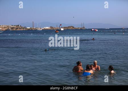 Mugla, Türkei. Juli 2021. Die Menschen genießen die Sonne und das warme Wetter am Strand von Bodrum.einer der beliebtesten touristischen Bezirke der Türkei, Bodrum Municipal von Mu?la fährt fort, Touristen aus der ganzen Welt anzuziehen. Die meisten dieser Touristen bestehen aus Russen, Deutschen und Asiaten. Auf Eid El-Adha machten türkische Touristen Bodrum aufgrund der Woche der religiösen Feiertage zu einer ihrer meistbesuchten Regionen. Kredit: SOPA Images Limited/Alamy Live Nachrichten Stockfoto