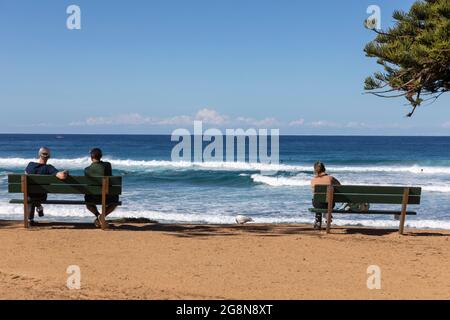 Avalon Beach an einem sonnigen Wintertag in Sydney, während der COVID 19 Lockdown im Großraum Sydney, nehmen sich die Menschen Zeit, um zu sitzen und den Blick auf das Meer zu genießen Stockfoto