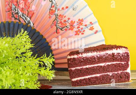 Ein Stück des Publikumsliebling, der rote Samtkuchen. Selektive Fokuspunkte. Unscharfer Hintergrund Stockfoto